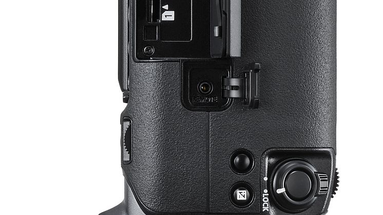 FUJIFILM GFX 100 Right side with EVF and covers open