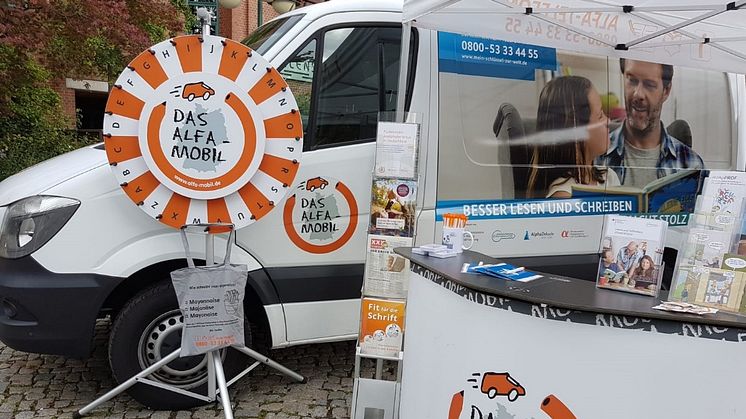 Aufsuchende Beratung: Das ALFA-Mobil-Team informiert interessierte Bürgerinnen und Bürger sowie Menschen mit Lese- und Schreibschwierigkeiten. Foto: ALFA-Mobil