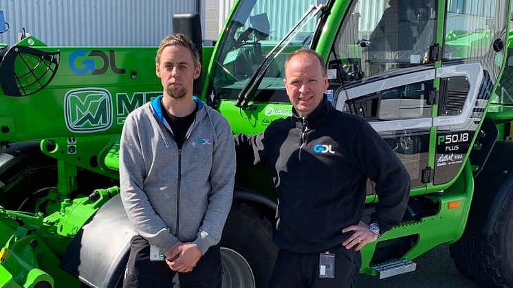 Daniel och Johan framför företagets nya Merlo P50.18 Plus.