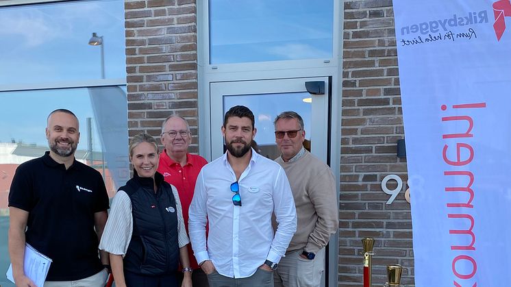 Från vänster: Johannes Sköld (Riksbyggen Förvaltning), Åse Ringborg (Riksbyggen Bostad), Ove Karlsson (nyinflyttad), David Fernström (Riksbyggen Bostad) och Magnus Cato (Byggande styrelse Brf Kronomagasinet).