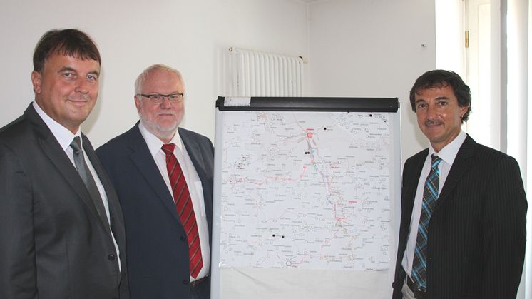 Foto: vl.: Martin Hanner, Regionalleiter für Niederbayern und die Oberpfalz, Jürgen Graml, Leiter der Netzdienste Niederbayern und Robert Weiß, Netzbauleiter am Netzcenter Vilshofen, alle Bayernwerk