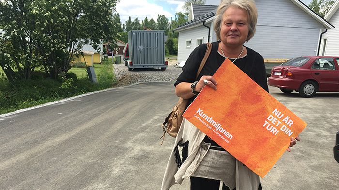 Carina Lindegren får ge 25 000 kr till Demensföreningen i Piteå.