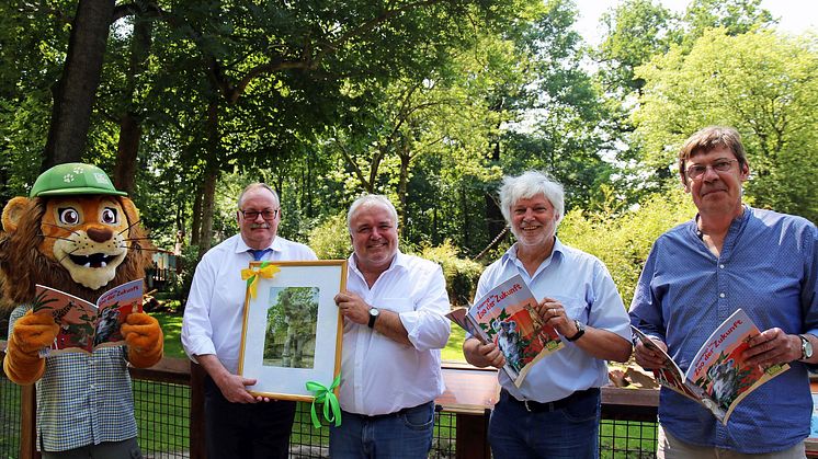 Tammi (Maskottchen Zoo Leipzig), Wolfgang Welter (Ur-Krostitzer), Prof. Jörg Junhold (Zoo Leipzig), Thomas Liebscher (Passage Verlag) und Bert Sander (Leipziger Blätter) freuen sich auf das Jubiläumswochenende (v.l.)