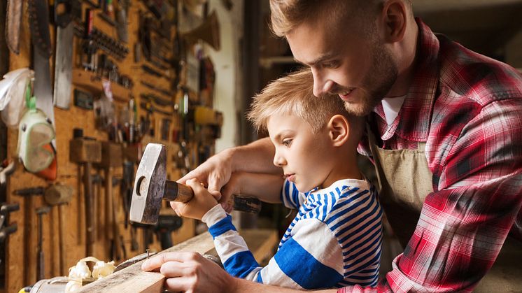 Vater und Sohn heimwerken