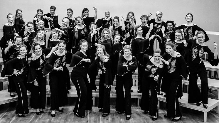 Sångglädje och härlig energi fyller Caroli när delar av Malmö Limelight Chorus lussar ljudligt.