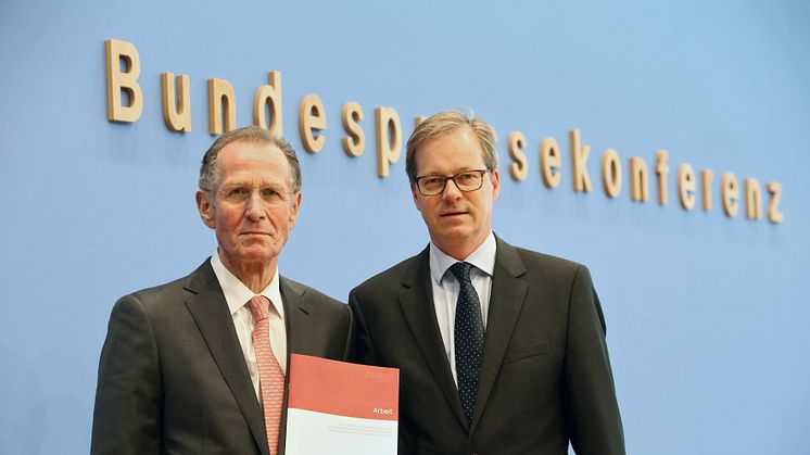 Armin v. Buttlar (links) - Vorstand Aktion Mensch - und Prof. Bert Rürup, Präsident Handelsblatt Research Institute präsentieren das neue Inklusionsbarometer Arbeit 2017