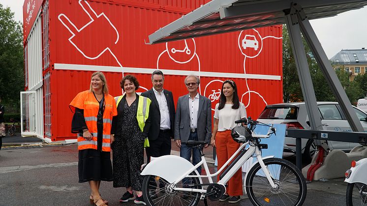 Seksjonsleder Kaisa Froyn fra Statens vegvesen (f.v.), Avdelingssjef Maja Cimmerbeck fra Bymiljøetaten, Direktør for mobilitetstjenester Endre Angelvik fra Ruter, Jarle Frøshaug fra Move About AS og byråd for miljø og samferdsel Lan Marie Berg.