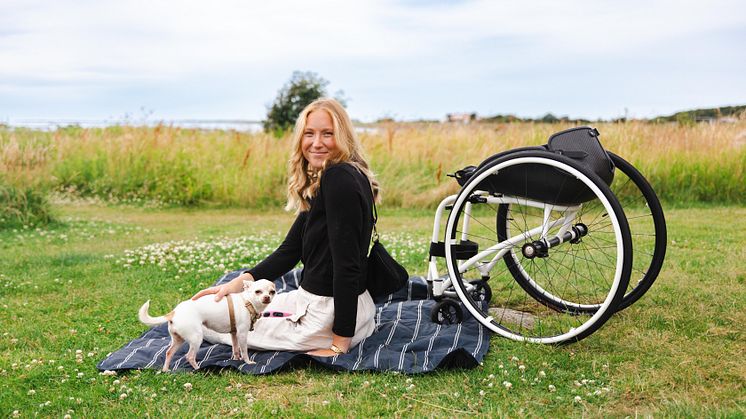 Ebba Einarsson på en picknickfilt vid Skomakarhamnen.