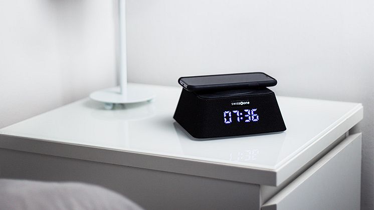 Väckarklockan laddar din mobiltelefon trådlöst genom Qi-teknik.