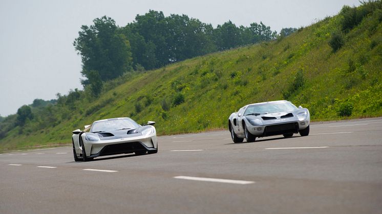 2022 Ford GT ’64 Heritage Edition and 1964 Ford GT prototype_10