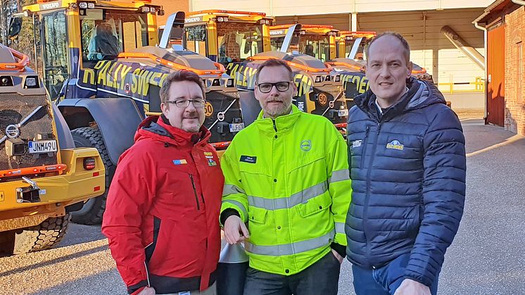 Fredrik Rigö från Swecon och Mikael Liljestrand från Volvo CE i Arvika tillsammans med Rally Swedens vd Glenn Olsson.