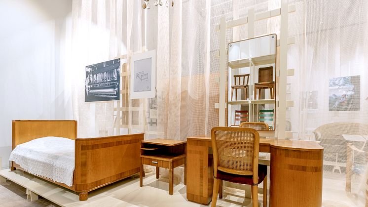 I utställningen NK:s möbler visas fler än 150 möbler, från de exklusiva pjäserna som ställdes ut på världsutställningarna under 1920- och 1930-talen till populära Triva-serien.