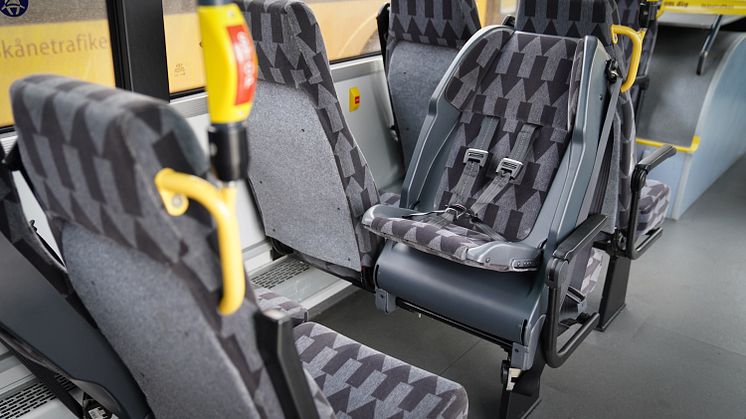 Fasta barnstolar ökar säkerheten för små barn i trafiken. Nu installerar Skånetrafiken dessa i de första regionbussarna.
