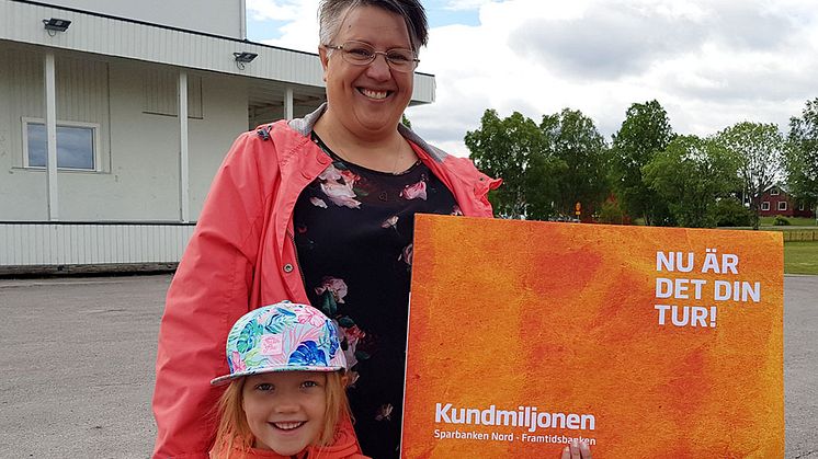 Kerstin på väg att dela ut sin del av Kundmiljonen till Vittangi SK