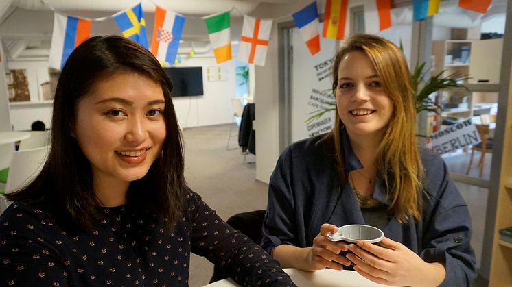Audrey Li och Gunilla Holm är säkra på att det finns ett behov av att träffas och prata och välkomnar studenter från hela världen till det nystartade språkcaféet.