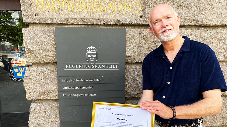 Konsumentorganisationen Resenärerna överlämnar priset Årets station till infrastrukturminister Tomas Eneroth eftersom det saknas någon ansvarig för stationsservicen i Sverige.