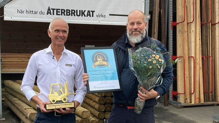 Peter Bergengren och Magnus Ekman, Beijer Byggmaterial /Bygg-Ole i Nacka tar emot Guldtrucken som Årets Byggmaterialhandlare 2022