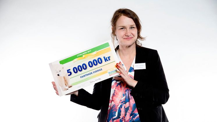 Maria Granefelt, tf generalsekreterare på Fairtrade Sverige, tog emot checken från Postkodlotteriet.
