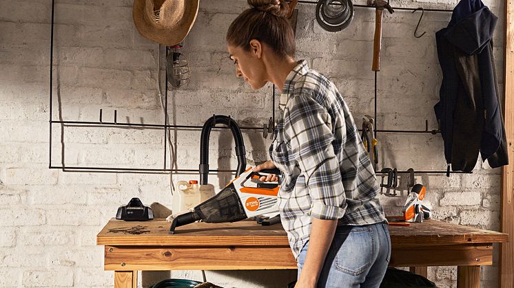 Den nye batteridrevne håndstøvsuger STIHL SEA 20 rengør let små overflader, uden generende strømledning. Foto: STIHL