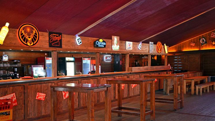 Bar im hölzernen Aprè-Ski-Partyhaus