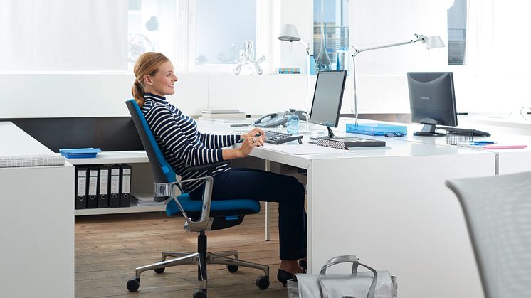 Rücken gesund und fit: Der Bürostuhl sollte bequem und ergonomisch sein. So können Arbeitnehmer ihren Rücken direkt während der Arbeit schonen. 