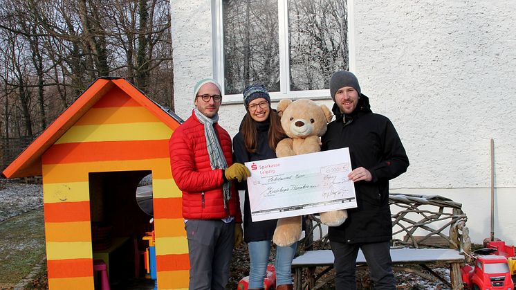 Gregor Meyer, Leiter des GewandhausChores; Ulrike Herkner, Geschäftsführerin des Kinderhospiz Bärenherz Leipzig e.V. und Jan Thomas, Chorinspektor, präsentieren stolz den Spendenscheck im Garten des Kinderhospizes