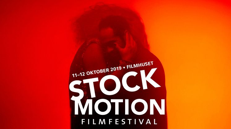 Omslagsbilden till programtidningen för STOCKmotion filmfestival 2019. Bilden är ur Miss Inga Issues av Dawid Ullgren. Foto: Nils Croné.