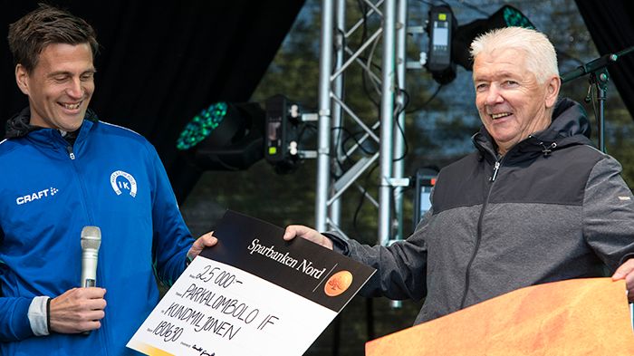 Tänare Marcus Jönsson Åberg tar emot Donald Gunillassons del av Kundmiljonen för Parkalompolo IK:s räkning.