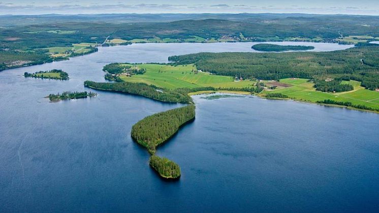 Bl a i området kring Tavelsjön bildas grundvattnet som är vår källa till liv. Det behöver skyddas för framtiden, så boende och verksamheter inom området kan omfattas av vissa restriktioner, t ex i hantering av kemiska produkter. (Foto: Lars Lindh)