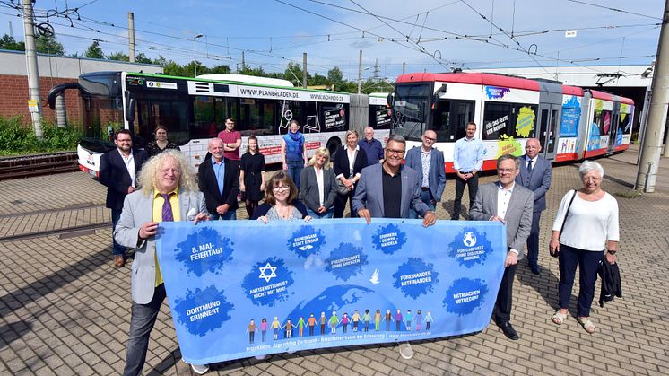 Vordere Reihe: Friedrich Fuß (Bezirksbürgermeister Innenstadt West), Regina Kaiser (stellvertretende Vorsitzende des Jugendring Dortmund), Thomas Westhpal (Oberbürgermeister der Stadt Dortmund), Hubert Jung (DSW21-Verkehrsvorstand)