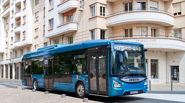 Med denne nye generation af hybridteknologi til URBANWAY- og CREALIS-modellerne udvider IVECO BUS sit sortiment til bytransport.