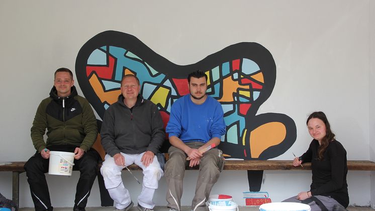 Das Team der Malerwerkstatt hat die Bushaltestelle in Schrecksbach neu gestaltet (von links): Florian Diebel, Bernd Koch, Kevin Mitropoulus, Shirley Püschl.