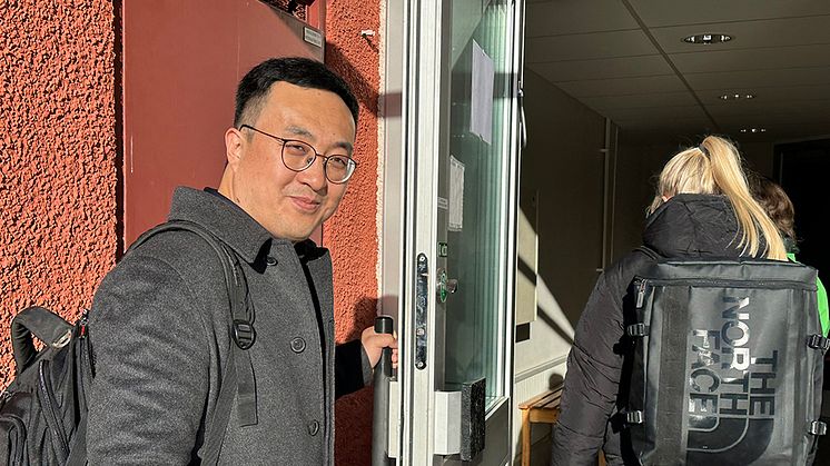 PTL:s Europachef Dr. Yu vid entrén till deras nyöppnade kontor på Midlanda