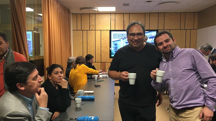 Alvaro Florez (mitten, klädd i svart) tillsammans med deltagare i den chilenska delegationen.