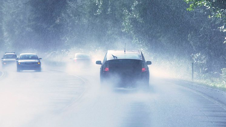 Nyckfullt väder och mycket trafik under midsommarhelgen - här är tipsen för en tryggare bilresa  Foto: Pickit