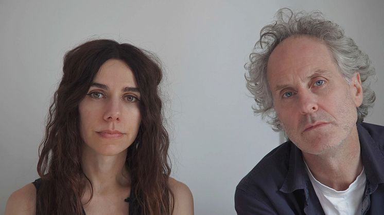 PJ Harvey bokdebuterer med "Den opne handa"