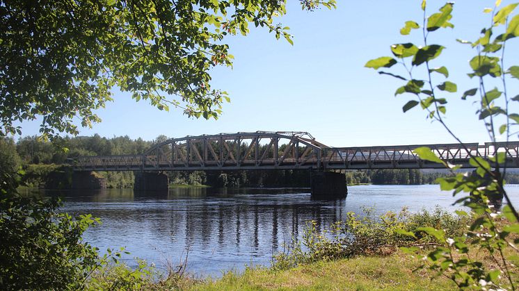 Mankellbron över Ljusnan i Sveg, en av två kombinerade väg- och järnvägsbroar längs Inlandsbanan