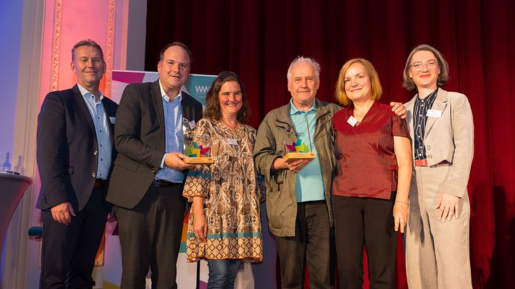 Stolz und Freude (v. l.): Jürgen Noch, Geschäftsf. WW,  Bürgermeister Christoph Dolle, Fürsprecherin Andrea Plath, Preisträger*innen Josef Spiegel und Sigrun Brunsiek sowie Jurymitglied Dr. Jana Duda, Leiterin OWL Kulturbüro, OstWestfalenLippe GmbH..