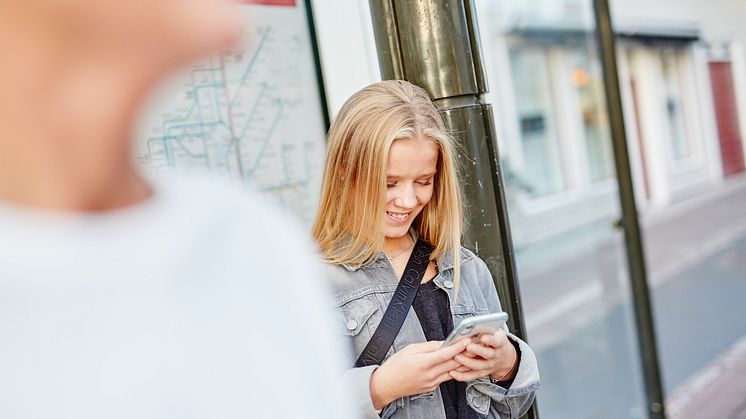 Från och med 4 juni kan du köpa enkelbiljetter till lägre pris och periodbiljetter i Länstrafikens app.