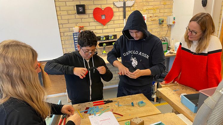 Skolkommunalrådet på plats under plåtlektion på Söderkullaskolan i Malmö