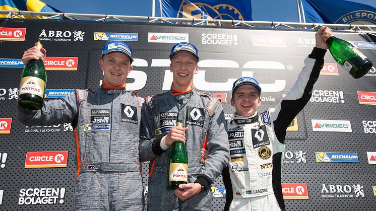 Prispall race 2 Clio Cup, Ring Knutstorp 6 maj. Fr.v: Anthon Caldana, Joel Jern, Julle Ljungdahl. 