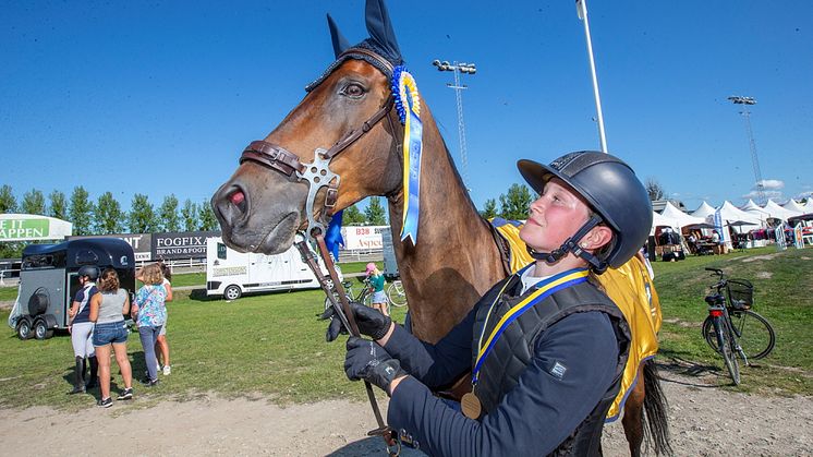 Signe Svensson är regerande svensk mästare utomhus på ponny kategori D. Foto: Roland Thunholm