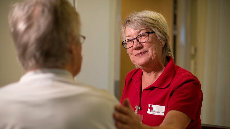 Volontären Karin Bjelksjö finns sedan ett år tillbaka på Hjärtsviktsavdelningen på Danderyds sjukhus. Sedan 2013 har ca 2 000 patienter haft en volontär vid sin sida i svåra stunder.