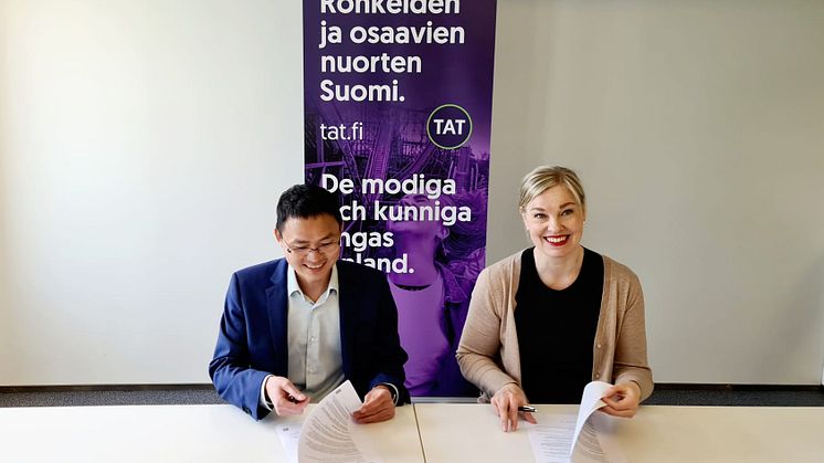 Huawei Suomen maajohtaja Ye Feiwei sekä Talous ja nuoret TAT:n toimitusjohtaja Jenni Järvelä