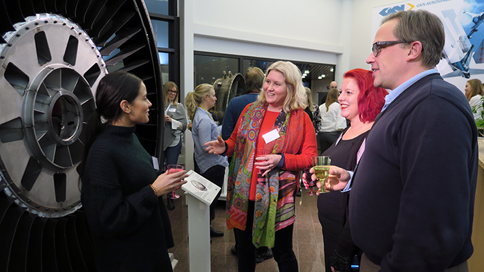 Rima Nazir och Linda Alsing från Högskolan Väst i samspråk med representanter från GKN Aerospace. Fr v: Rima Nazir, Anna Bäck, Linda Alsing, Henrik Kellkvist.