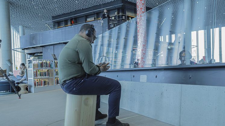 Kulturbyråden opplever kunstverket Inmeridiem i Deichman Bjørvika. Foto: Jørgen Rist Holmen