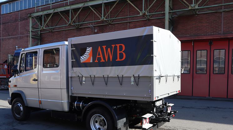 Der elektrisch umgerüstete Transporter der Abfallwirtschaftsbetriebe Köln