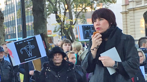 Kristina Ljungros talar på manifestationen mot det polska lagförslaget i Stockholm.