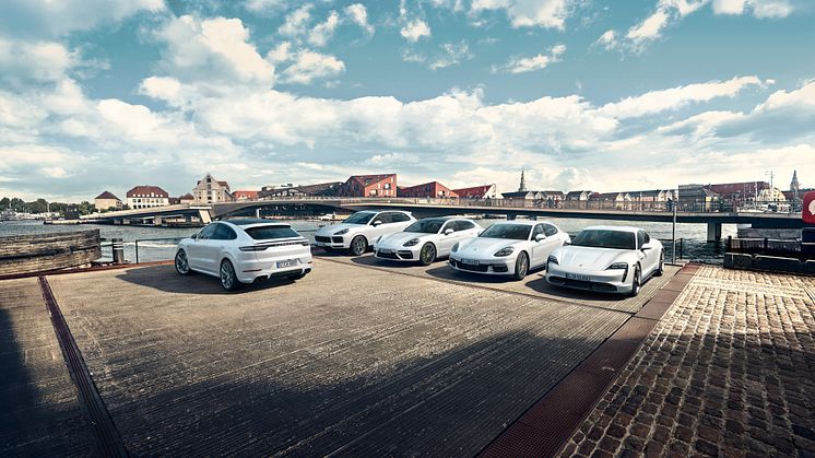Porsche passerar milstolpe i omställningen till eldrift. Mer än varannan ny bil i Sverige är laddbar.