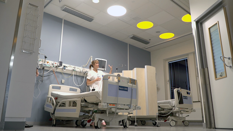 Caroline Nilsson, enhetschef på Neurologiavdelning observation på Skånes universitetssjukhus i Malmö, visar det nyinstallerade ljus- och ljudsystemet.